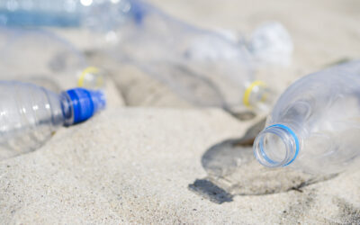Menej plastových vrchnákov na plážach, v oceánoch aj našich pľúcach